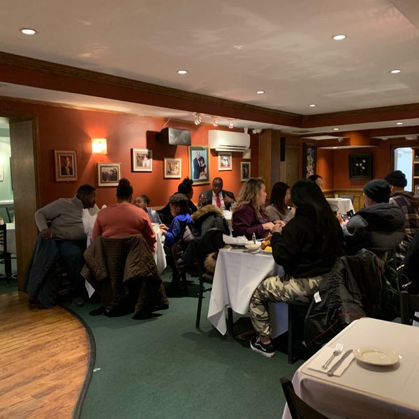 Foto diambil di Sylvia&#39;s Restaurant oleh Andrew H. pada 1/21/2019