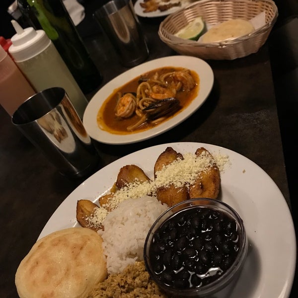 10/23/2018 tarihinde Andrew H.ziyaretçi tarafından Arepera Guacuco Restaurant'de çekilen fotoğraf