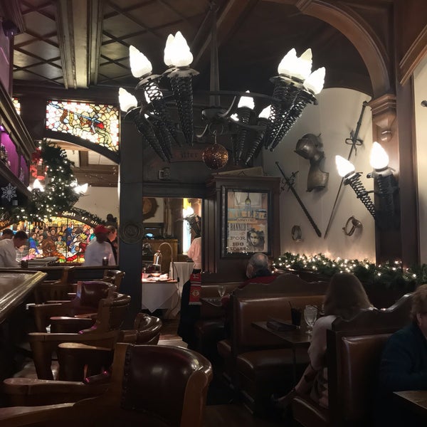 12/25/2018 tarihinde Jennifer C.ziyaretçi tarafından Mader&#39;s Restaurant'de çekilen fotoğraf