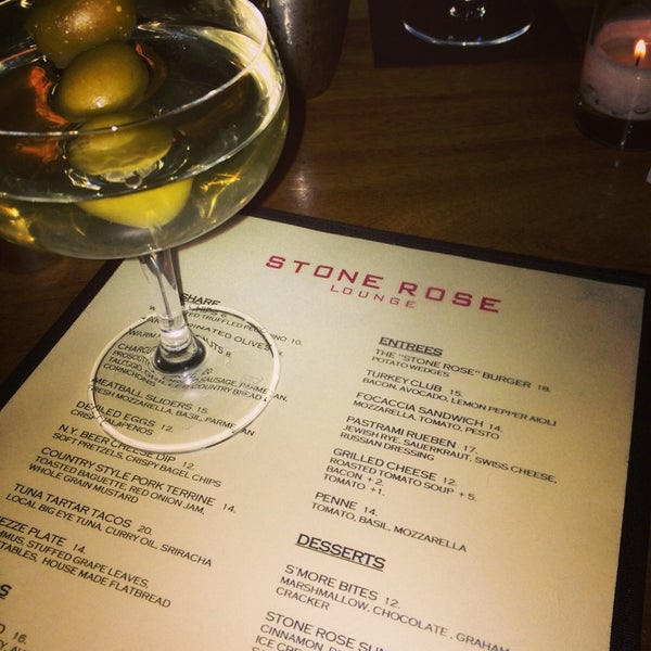 Foto tomada en Stone Rose Lounge  por Lynne F. el 2/22/2014
