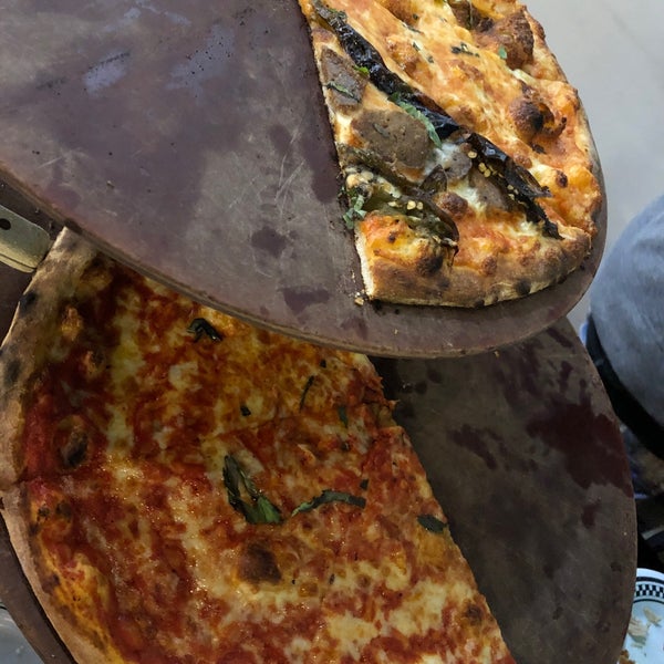 Photo prise au Colarusso&#39;s Coal Fired Pizza par Jacqueline T. le5/17/2019