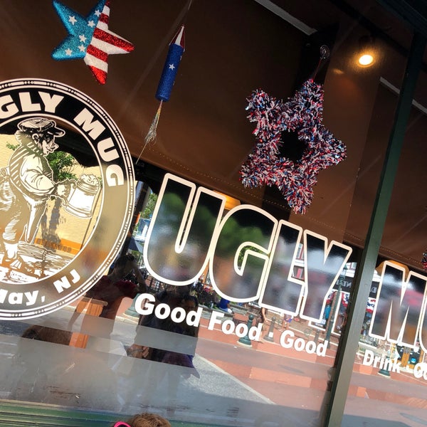 Photo taken at Ugly Mug Bar &amp; Restaurant by Jacqueline T. on 9/3/2018