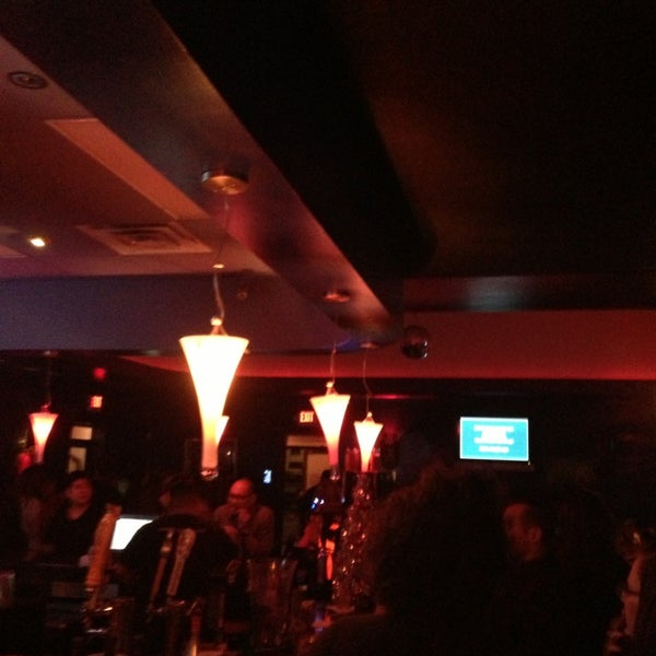 รูปภาพถ่ายที่ Glitter Karaoke โดย Liz H. เมื่อ 12/23/2012