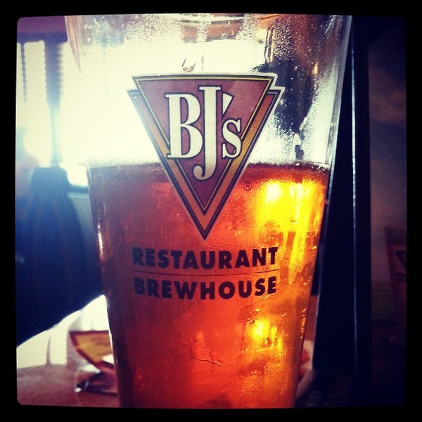 Photo taken at BJ&#39;s Restaurant &amp; Brewhouse by Jamie R. on 4/22/2013
