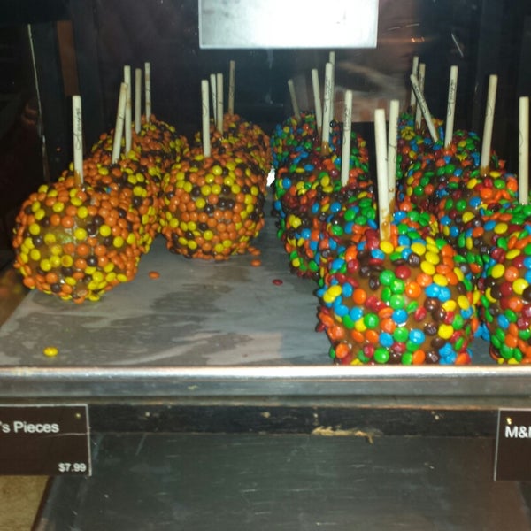 Photo taken at Amy&#39;s Candy Kitchen &amp; Gourmet Caramel Apples by Dorre Z. on 11/1/2014