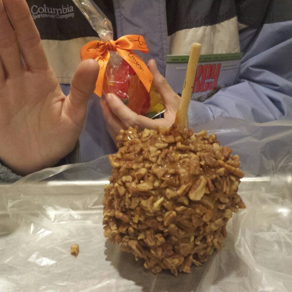 Photo taken at Amy&#39;s Candy Kitchen &amp; Gourmet Caramel Apples by Dorre Z. on 10/31/2014