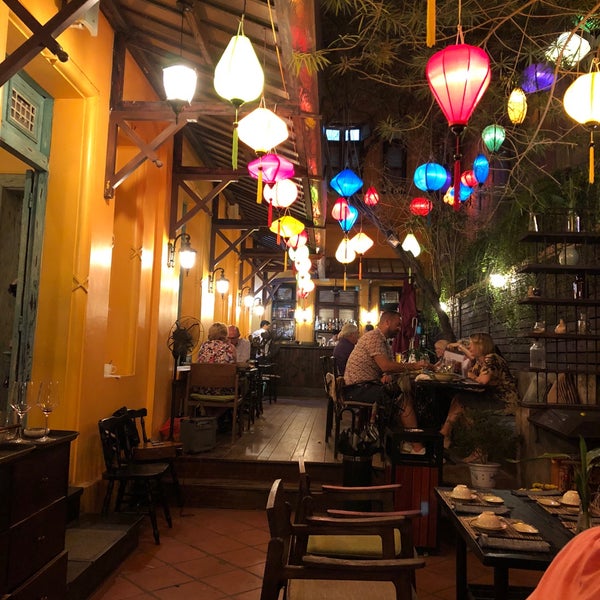 10/27/2018 tarihinde Tyler S.ziyaretçi tarafından HOME Hanoi Restaurant'de çekilen fotoğraf