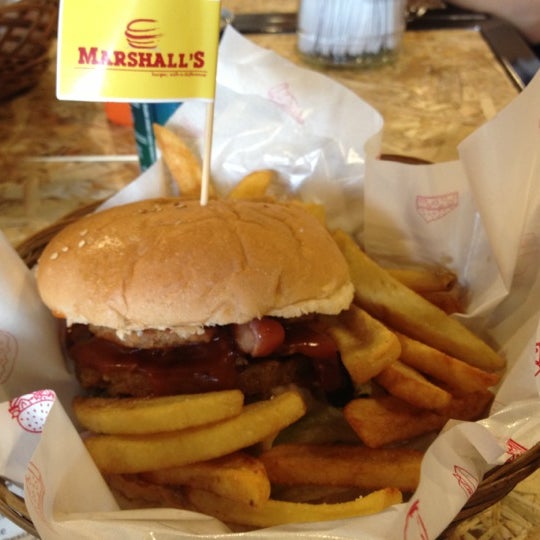รูปภาพถ่ายที่ Marshall&#39;s Burger โดย Wendy G. เมื่อ 12/2/2012