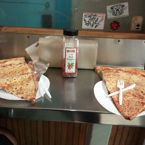 12/30/2012 tarihinde Mo G.ziyaretçi tarafından Jumbo Slice Pizza'de çekilen fotoğraf