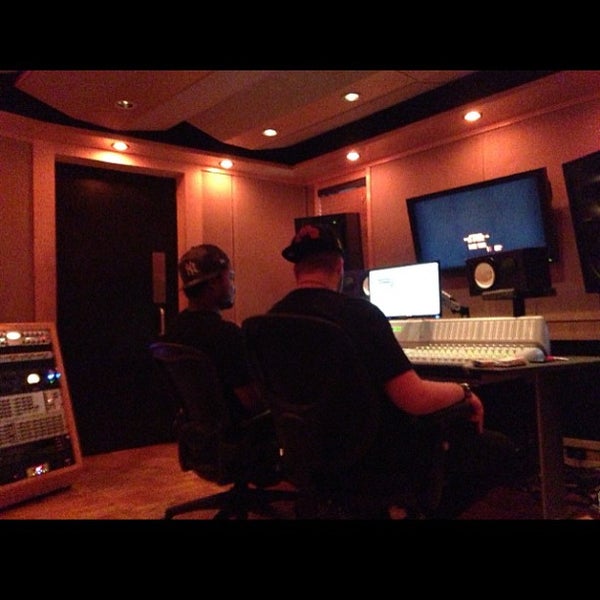 รูปภาพถ่ายที่ Quad Recording Studios โดย Ali K. เมื่อ 7/19/2013