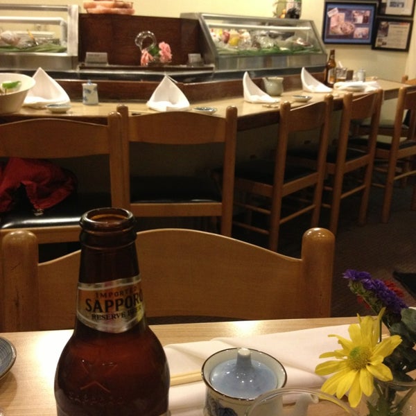 2/6/2013 tarihinde Jay K.ziyaretçi tarafından Toshi Sushi'de çekilen fotoğraf