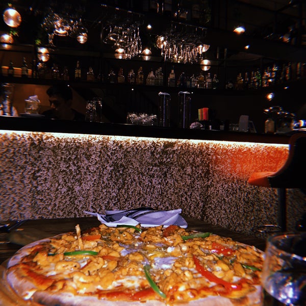 Foto tomada en The Loft - Pizzeria &amp; Bar  por Tze Q. el 7/23/2019