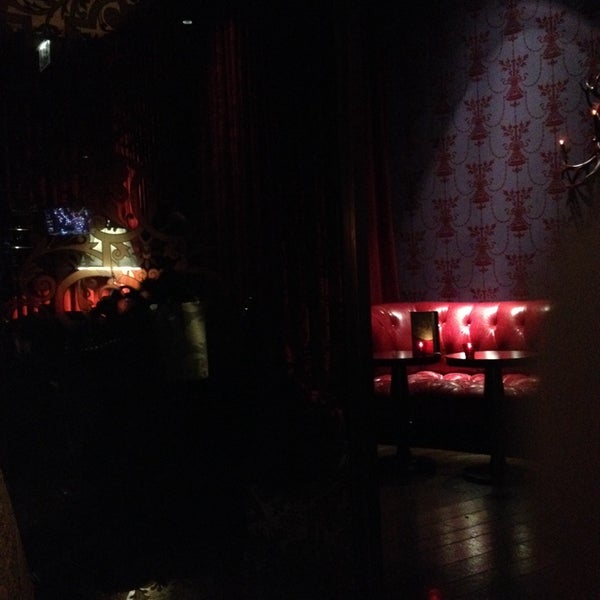 รูปภาพถ่ายที่ Crimson Lounge โดย Angie S. เมื่อ 11/23/2013