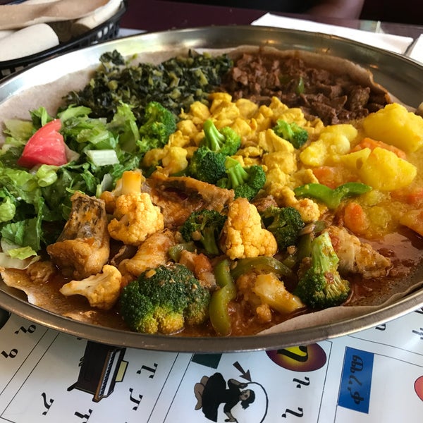 Foto scattata a Queen Sheba Ethopian Restaurant da SunchallaJ il 8/20/2017