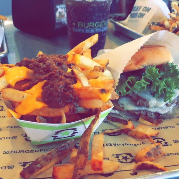 Foto tomada en BurgerFi  por K el 7/4/2018