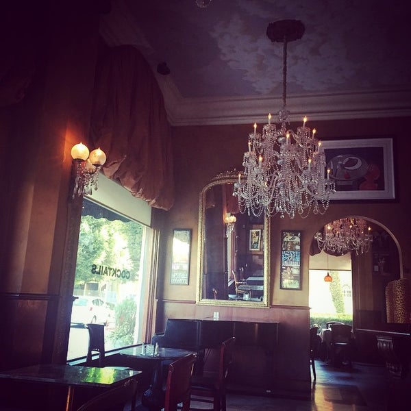 Foto tomada en La Traviata Restaurant Bar and Lounge  por Sabrina A. el 6/20/2015