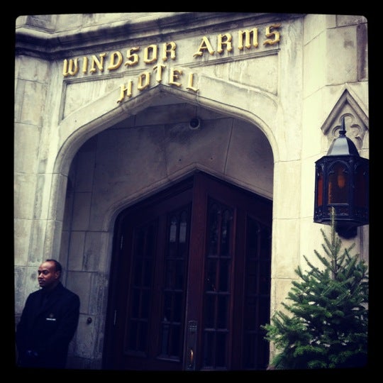 Снимок сделан в Windsor Arms Hotel пользователем Sean B. 11/20/2012
