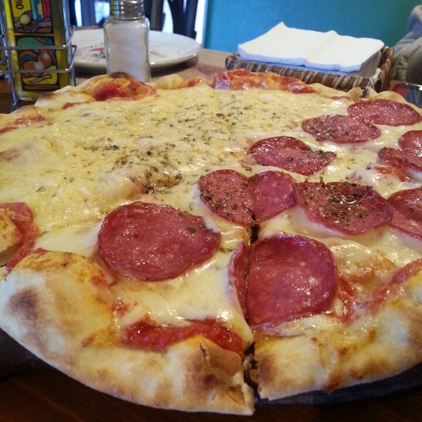 รูปภาพถ่ายที่ La Pizzeria de Renzo โดย Marés G. เมื่อ 9/2/2013