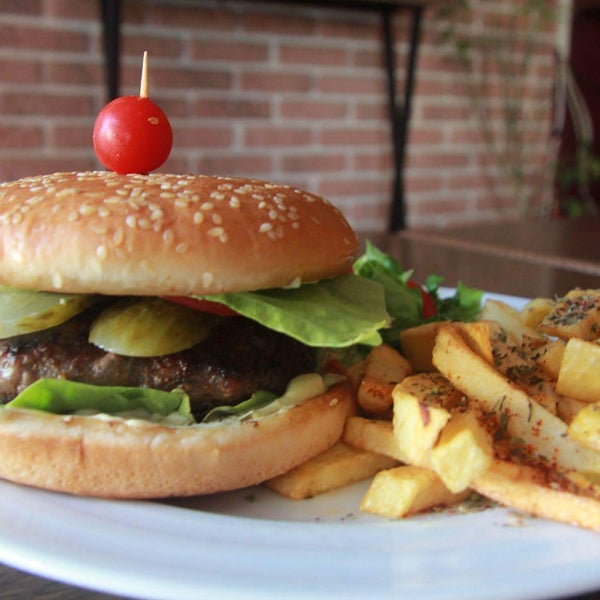 Bodrum'da yediğim en iyi hamburger! Köfteler ev yapımı ve çok doyurucu. Fiyatlar uygun, tavsiye edilir.