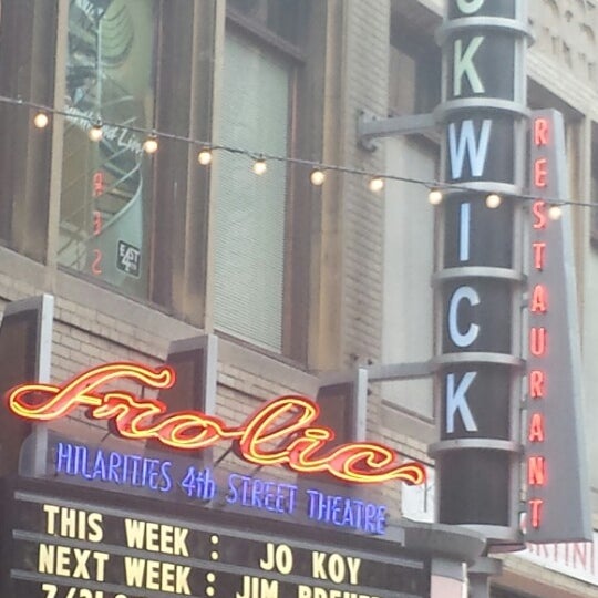 Foto tirada no(a) Hilarities 4th Street Theatre por Carmen H. em 7/19/2013