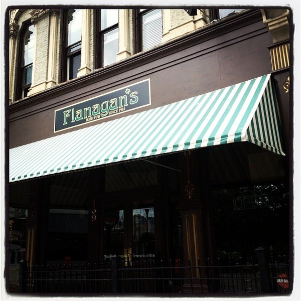 รูปภาพถ่ายที่ Flanagan&#39;s Irish Pub โดย Charlotte S. เมื่อ 9/2/2013