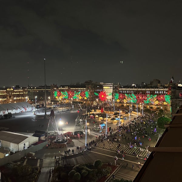 รูปภาพถ่ายที่ El Balcón del Zócalo โดย TheDL เมื่อ 12/15/2023
