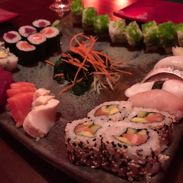 Foto tirada no(a) Kynoto Sushi Bar por Montse V. em 10/21/2016