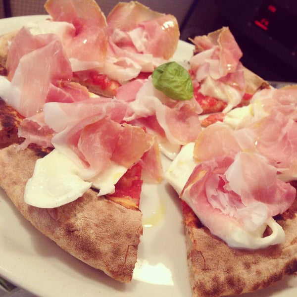 Foto scattata a Pizzeria Farina da Farina il 1/17/2016