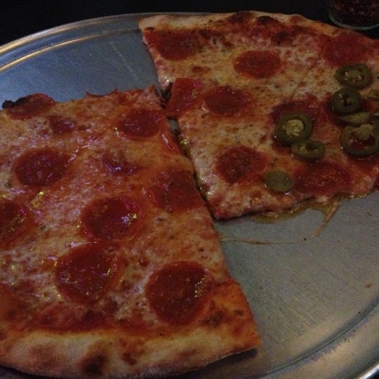 10/18/2012 tarihinde phil v.ziyaretçi tarafından Hoboken Pizza &amp; Beer Joint'de çekilen fotoğraf