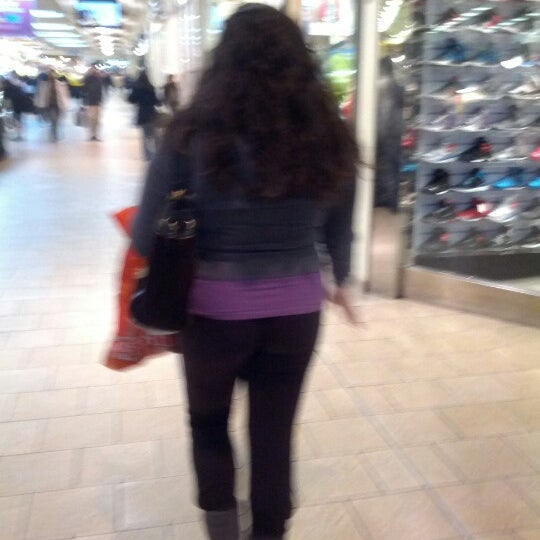 Снимок сделан в Brunswick Square Mall пользователем Lindsay I. 12/19/2012