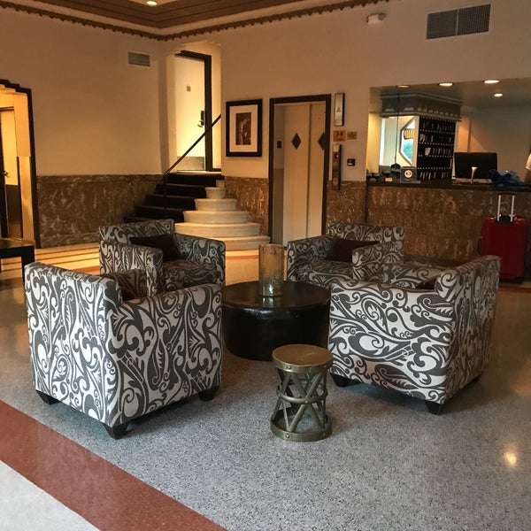 Foto diambil di Essex House Hotel &amp; Lounge oleh Otis D. pada 9/28/2018