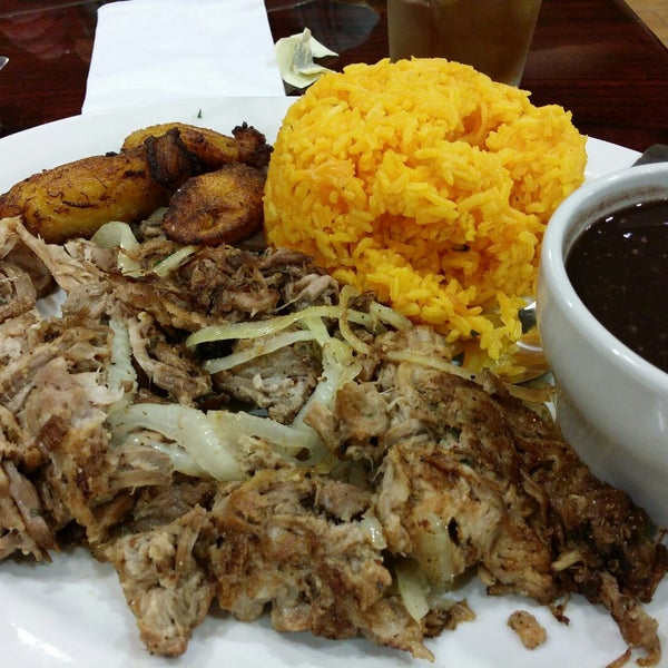 Foto scattata a Mambos Cuban Café da Stephen S. il 11/15/2014