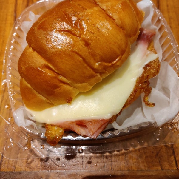 Foto diambil di Takahachi Bakery oleh Sabih R. pada 12/9/2019