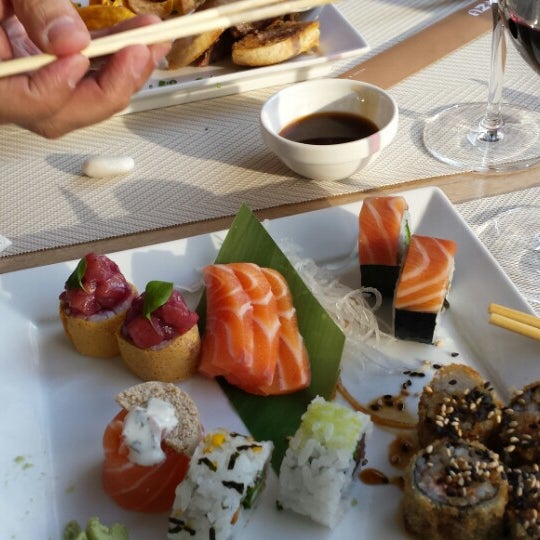 Foto diambil di Mizu Sushi &amp; Anti-Sushi oleh Pedro F. pada 1/11/2014