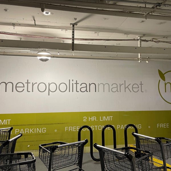 Foto tirada no(a) Metropolitan Market por Danny C. em 12/17/2021