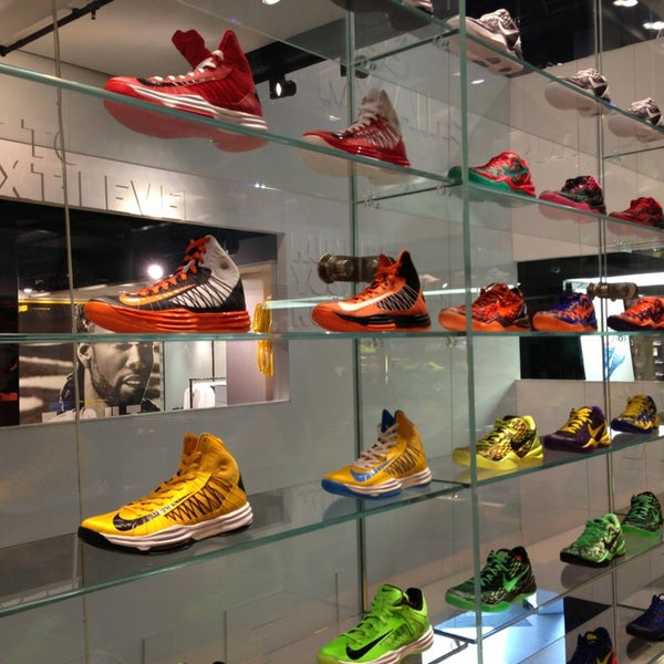 pizarra contar hasta desarrollando NikeTown - Sporting Goods Shop in West End