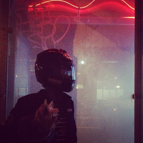 10/24/2013 tarihinde Chelsea L.ziyaretçi tarafından San Francisco Motorcycle Club'de çekilen fotoğraf