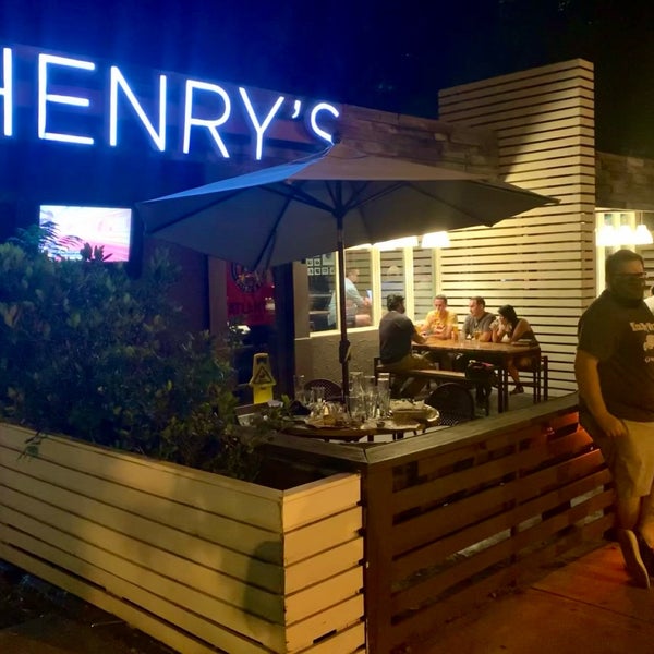 Photo prise au Henry&#39;s Midtown Tavern par Anthony C. le5/23/2021