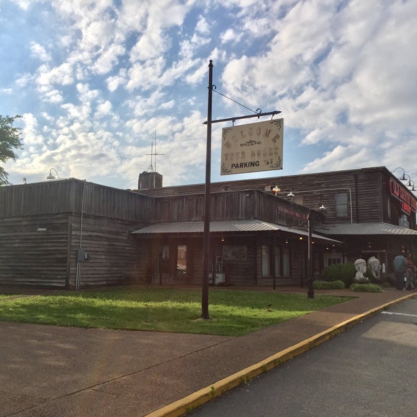 Foto scattata a Brooks Shaw&#39;s Old Country Store &amp; Restaurant da Anthony C. il 5/6/2017