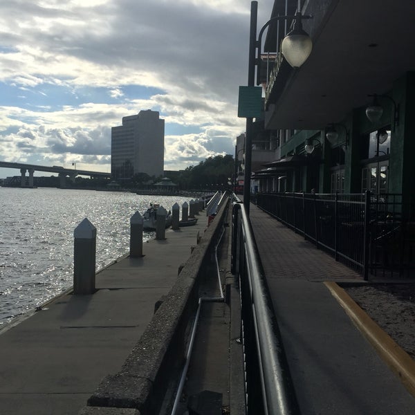 Foto scattata a The Jacksonville Landing da Anthony C. il 8/8/2016