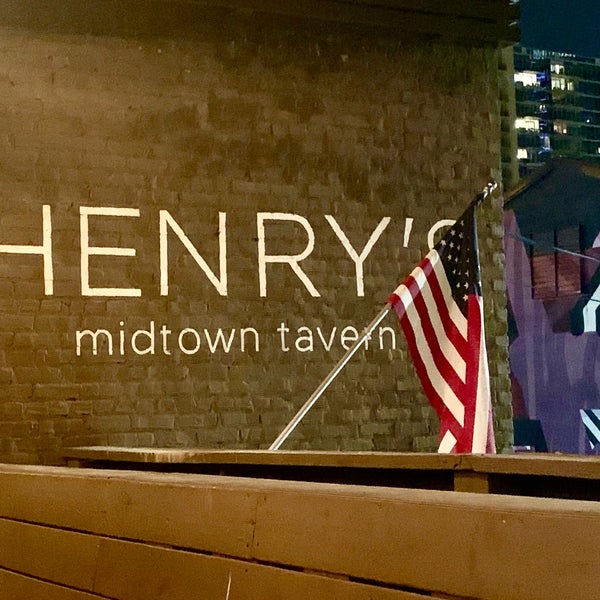 Снимок сделан в Henry&#39;s Midtown Tavern пользователем Anthony C. 5/23/2021