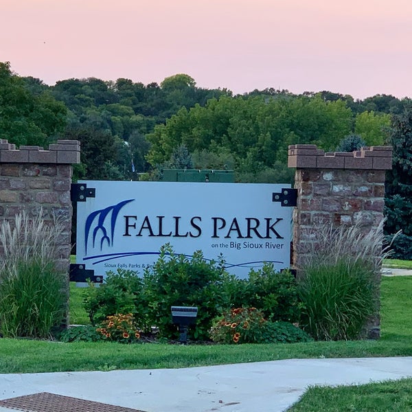 รูปภาพถ่ายที่ Falls Park โดย Anthony C. เมื่อ 9/10/2021
