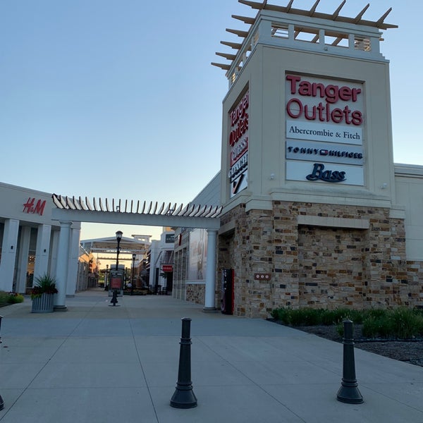 Foto diambil di Tanger Outlet Southaven oleh Anthony C. pada 8/29/2019