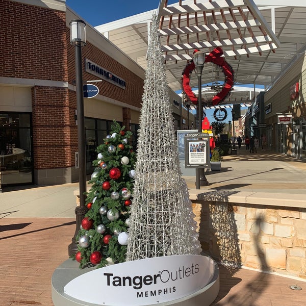 Foto diambil di Tanger Outlet Southaven oleh Anthony C. pada 11/22/2022