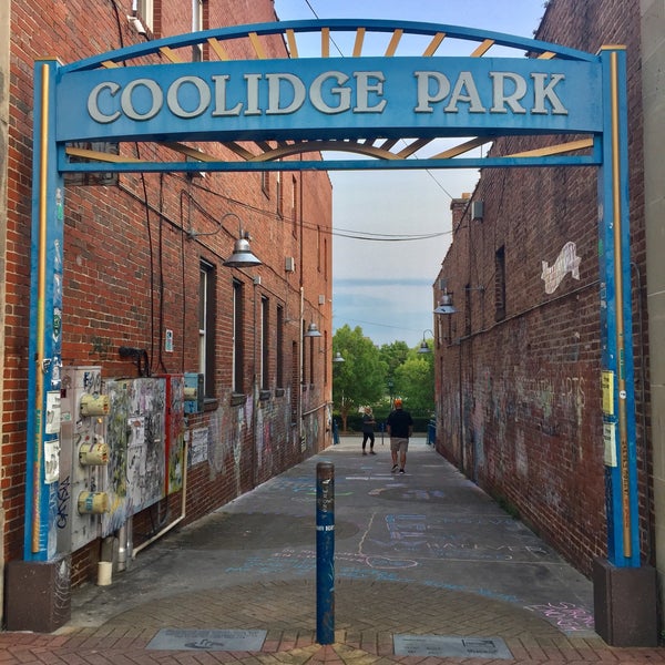 รูปภาพถ่ายที่ Coolidge Park โดย Anthony C. เมื่อ 8/14/2018