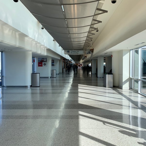 Foto tirada no(a) Louisville Muhammad Ali International Airport (SDF) por Anthony C. em 11/5/2021