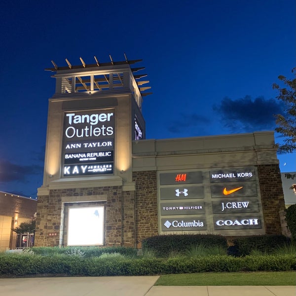 Foto diambil di Tanger Outlet Southaven oleh Anthony C. pada 8/30/2022