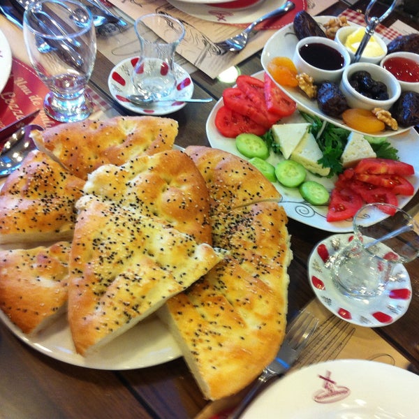 Das Foto wurde bei Tellioğlu Değirmen Cafe &amp; Restaurant von Ebru S. am 7/11/2013 aufgenommen