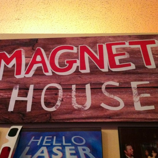 6/29/2013 tarihinde Zach W.ziyaretçi tarafından Magnet Theater'de çekilen fotoğraf