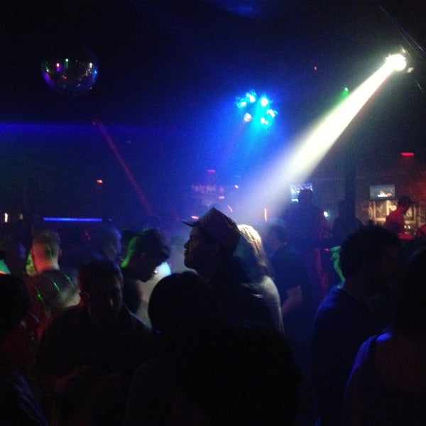 รูปภาพถ่ายที่ Neo Nightclub โดย Edna S. เมื่อ 4/5/2013
